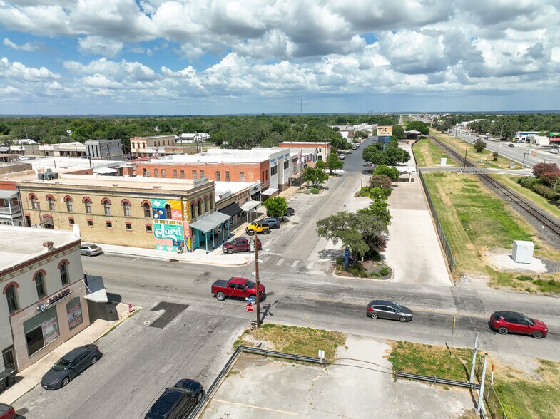 More Photos Of 1118 18th St, Hondo Storefront For Sale