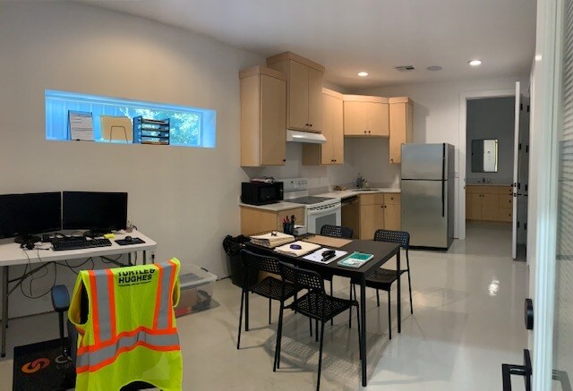 More Photos Of 15008 Iowa St, Austin Warehouse For Lease