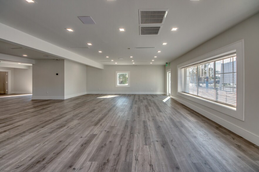 More Photos Of 3015 Tamiami Trl E, Naples Storefront Retail Office For Sale