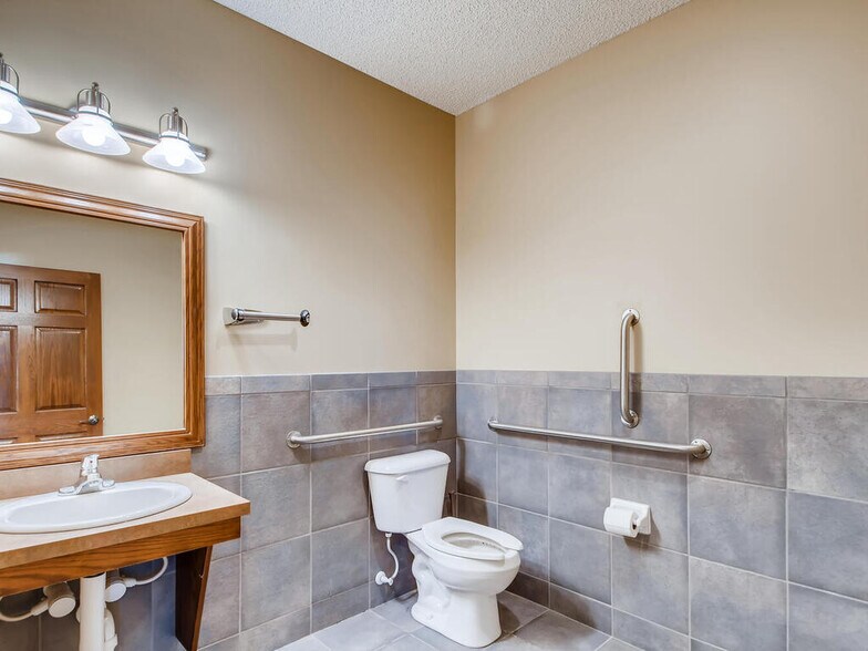 More Photos Of 7975 Stone Creek Dr, Chanhassen Office For Sale