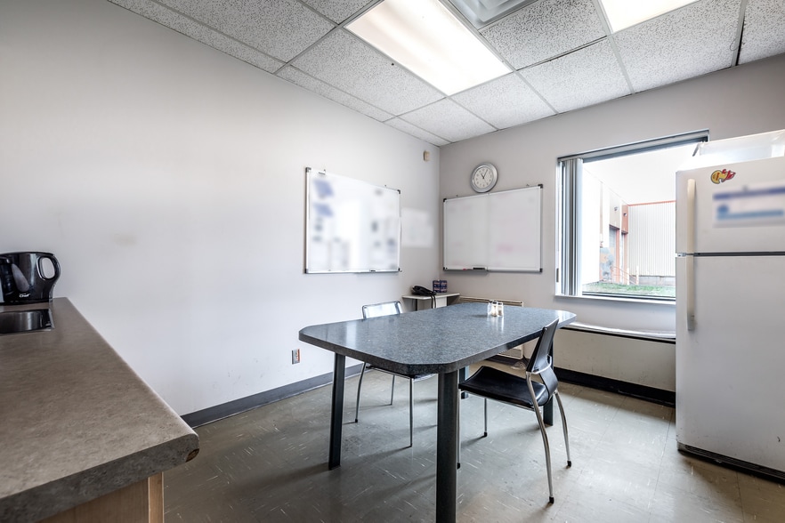 More Photos Of 2620 Rue Bernard-Pilon, Saint-Mathieu-de-Beloeil Manufacturing For Sale