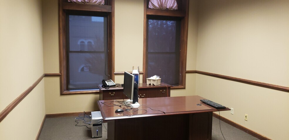 More Photos Of 200 N Main St, Hutchinson Office For Lease