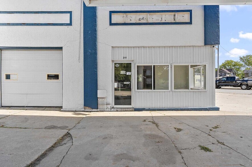 More Photos Of 201 E Green Bay St, Bonduel Service Station For Sale