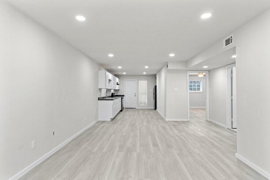 More Photos Of 8330 Carvel Ln, Houston Apartments For Sale