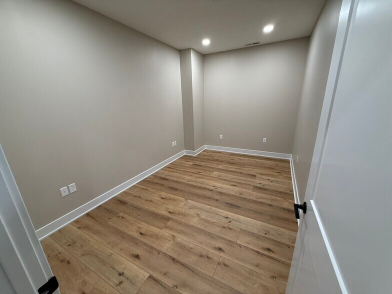 More Photos Of 6717 NE 15th St, Des Moines Warehouse For Lease