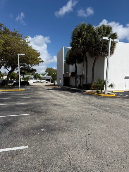 More Photos Of 2434 Hollywood Blvd, Hollywood Office For Sale