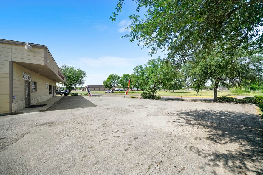 More Photos Of 2555 Allen Genoa Rd, Pasadena Freestanding For Sale