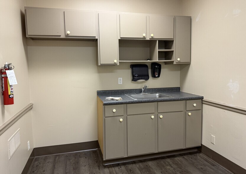 More Photos Of 4 Physicians Park, Frankfort Healthcare For Sale