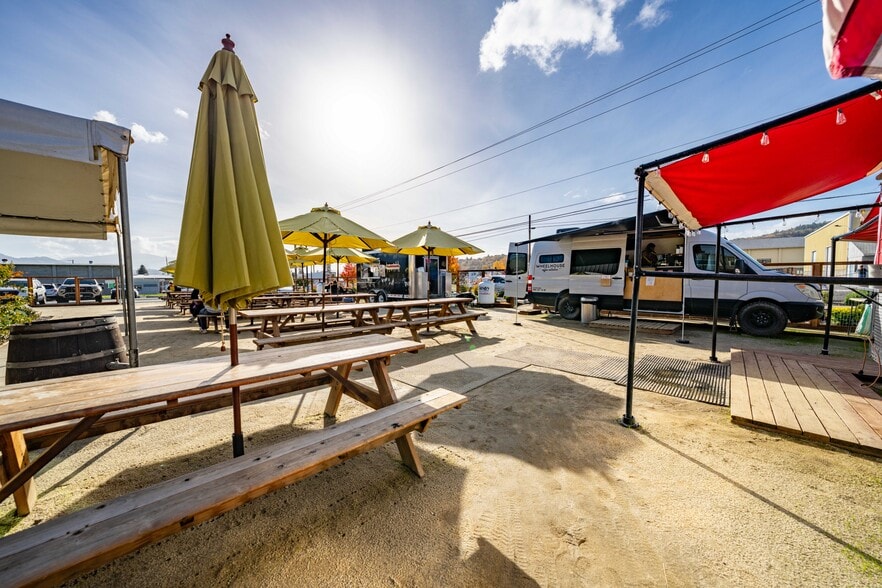 More Photos Of 1863 NW Washington Blvd, Grants Pass General Retail For Sale