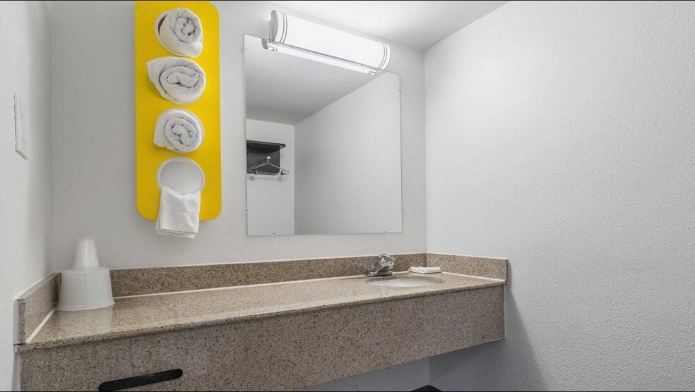 More Photos Of 1350 W Main St, Barstow Hotel For Sale