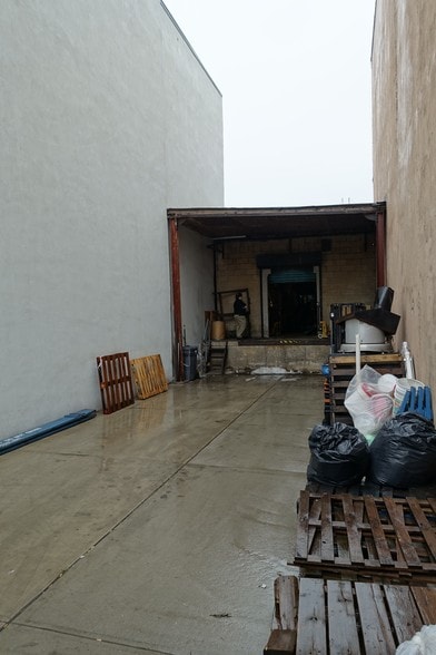 More Photos Of 22 Woodhull St, Brooklyn Showroom For Lease