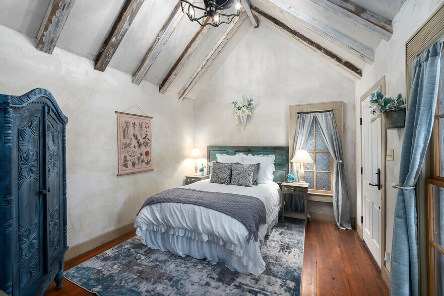 More Photos Of 104 E Austin St, Fredericksburg Storefront Retail Residential For Sale