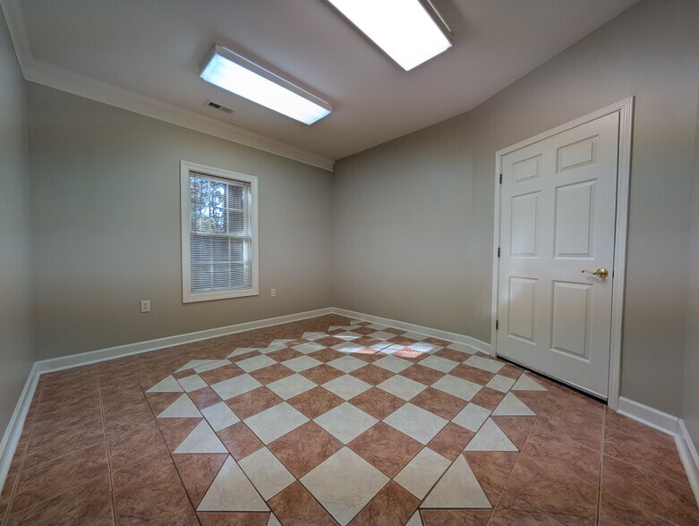 More Photos Of 6511 Creedmoor Rd, Raleigh Office For Lease
