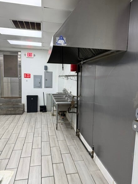 More Photos Of 911-915 N Broadway, White Plains Unknown For Lease
