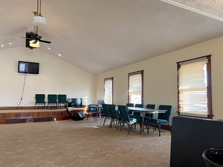 More Photos Of 1102 D St, Fairbury Specialty For Sale