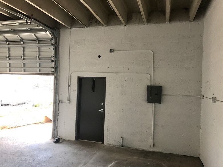 More Photos Of 1211 Okeechobee Rd, West Palm Beach Flex For Lease