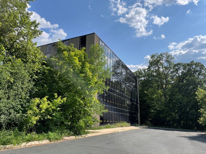 More Photos Of 1800 Pioneer Creek Ctr, Maple Plain Office For Lease