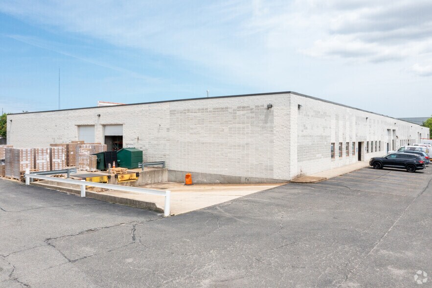 More Photos Of 100-136 Charlotte Ave, Hicksville Warehouse For Lease