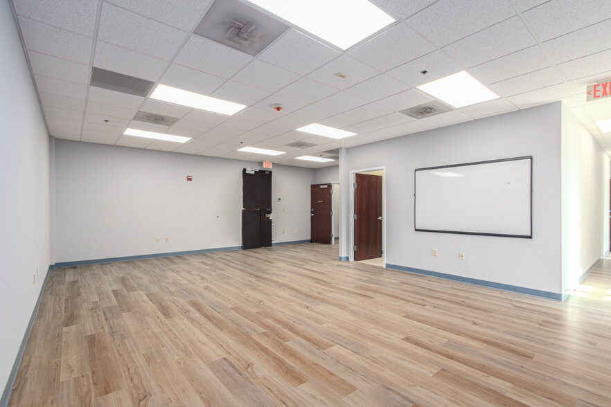 More Photos Of 21351 Gentry Dr, Sterling Office For Sale