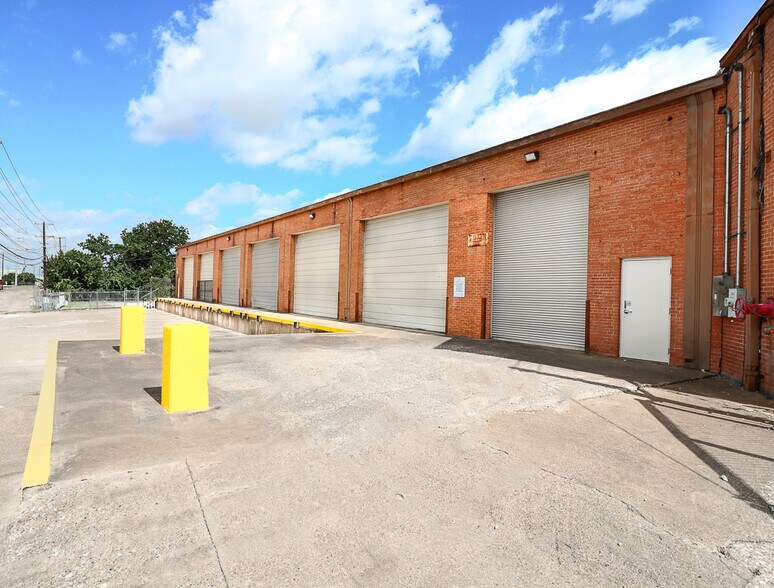 More Photos Of 1915 Empire Central, Dallas Distribution For Lease