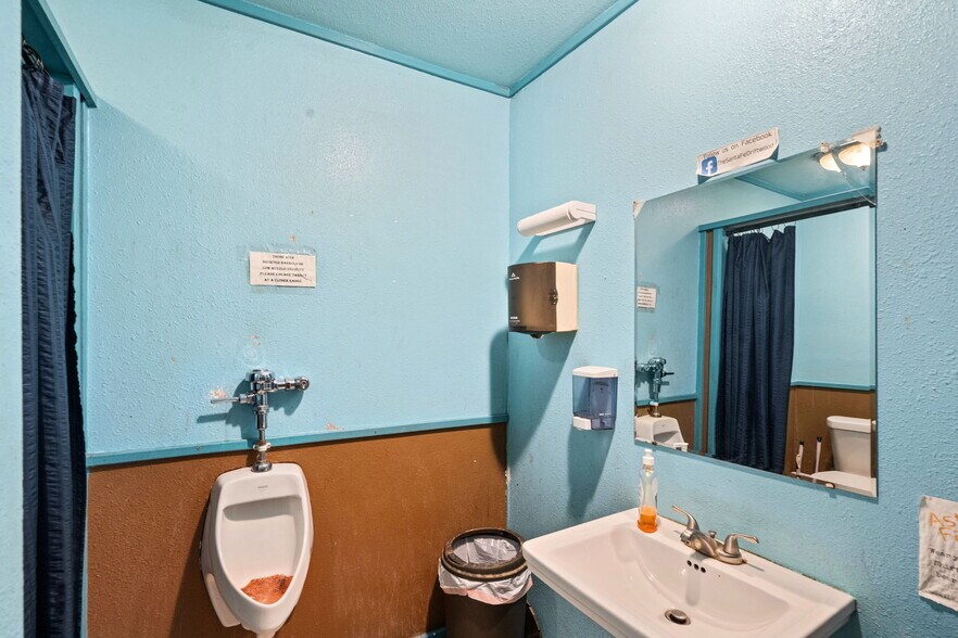 More Photos Of 12605 Highway 6, Santa Fe Bar For Sale