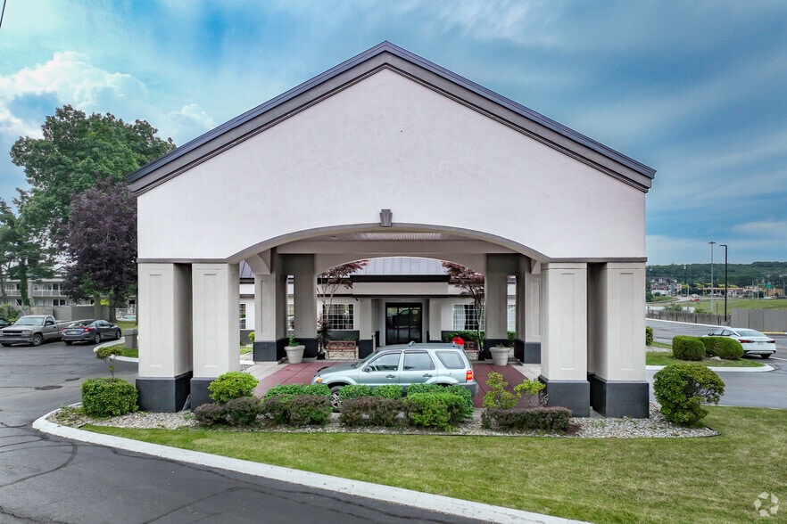 More Photos Of 5425 Clarkins Dr, Austintown Hotel For Sale