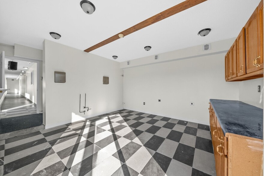 More Photos Of 124 10th St, Clarksville Flex For Sale