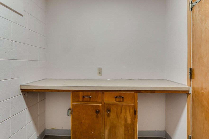 More Photos Of 545-575 Holly St, Junction City Storefront Retail Office For Lease