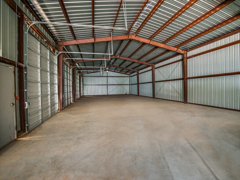 More Photos Of 708 E Hundley Dr, Lake Dallas Warehouse For Lease