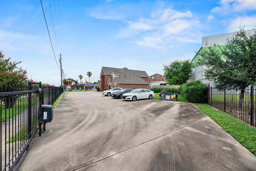 More Photos Of 10400 Main St, Houston Showroom For Lease