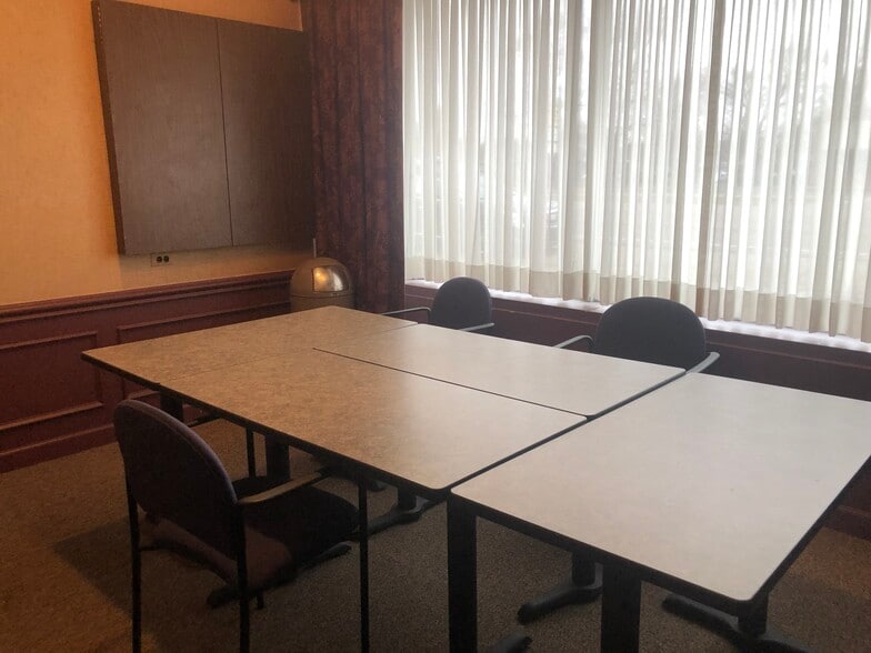 More Photos Of 18735 Ecorse Rd, Allen Park Office For Lease