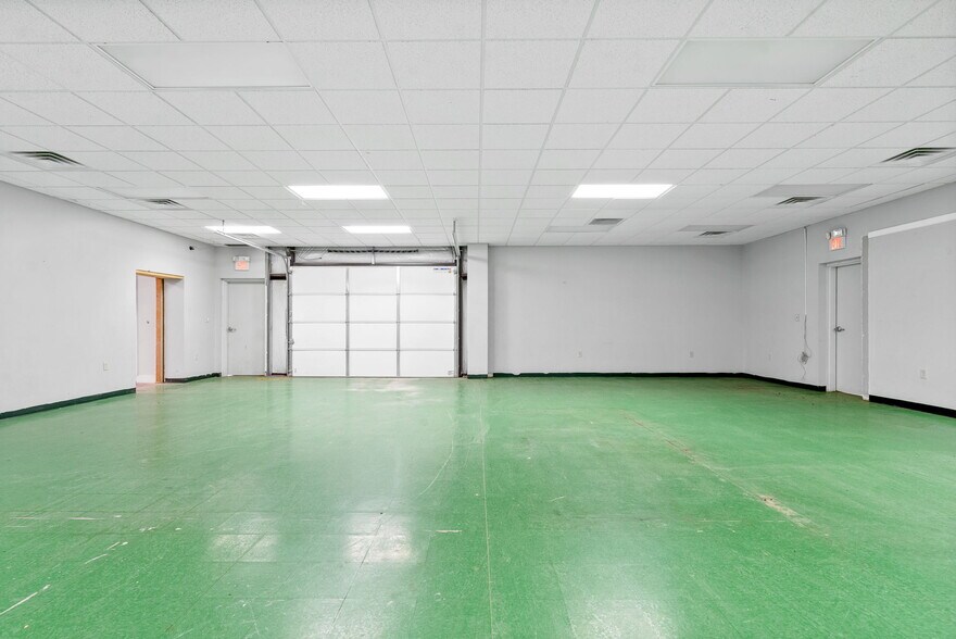 More Photos Of 131 Corporate Dr, Clarksville Flex For Lease