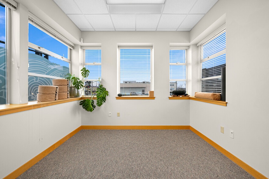 More Photos Of 701 E Holly St, Bellingham Office For Sale