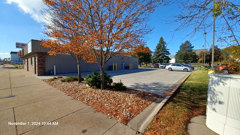 More Photos Of 822-826 S 4th St, Clinton Office For Sale