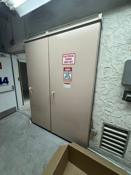 More Photos Of 365 105th Ter NE, Saint Petersburg Specialty For Lease