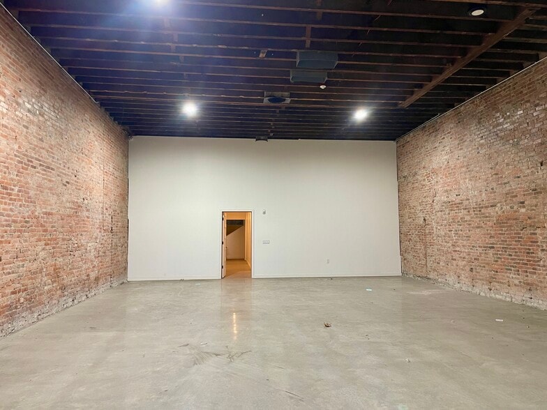 More Photos Of 411 2nd Ave Ext S, Seattle Storefront For Lease