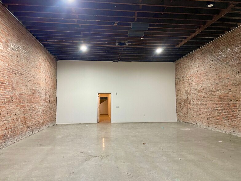 More Photos Of 411 2nd Ave Ext S, Seattle Storefront For Sale