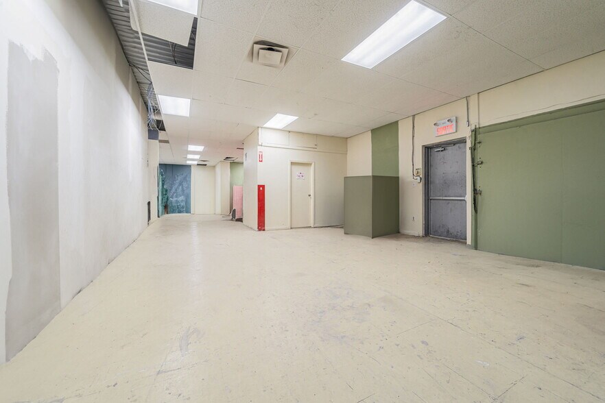 More Photos Of 5805 Boul Décarie, Montréal General Retail For Lease