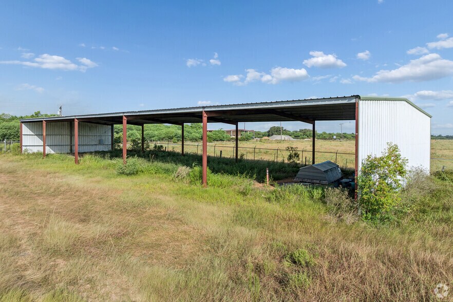 More Photos Of 105 Beck Rd E, Inez Flex For Sale
