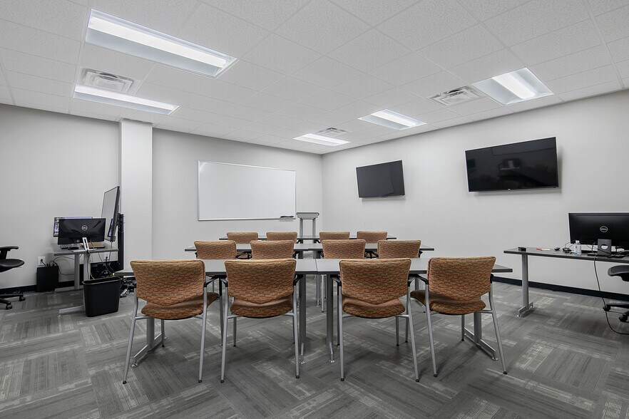 More Photos Of 2847 Bridgewood Dr, Fayetteville Office For Sale