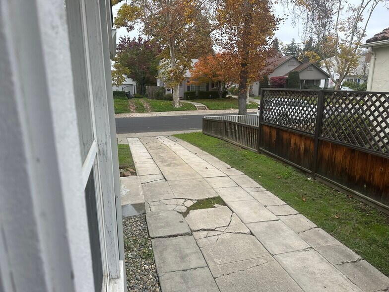 More Photos Of 150 W Stadium Dr, Stockton Apartments For Sale