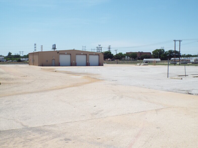 More Photos Of 2817 Braswell Dr, Fort Worth Distribution For Lease
