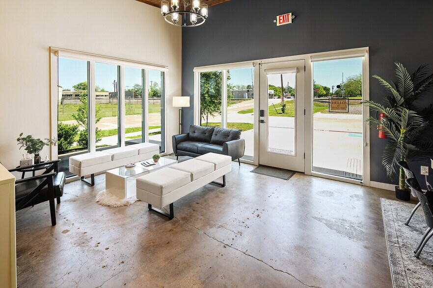 More Photos Of 103 W 32nd St, Bryan Freestanding For Lease