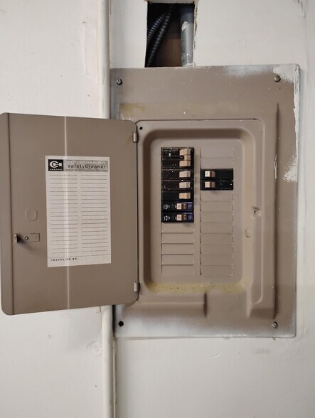 More Photos Of 111 Tibet Ave, Savannah Self Storage For Lease