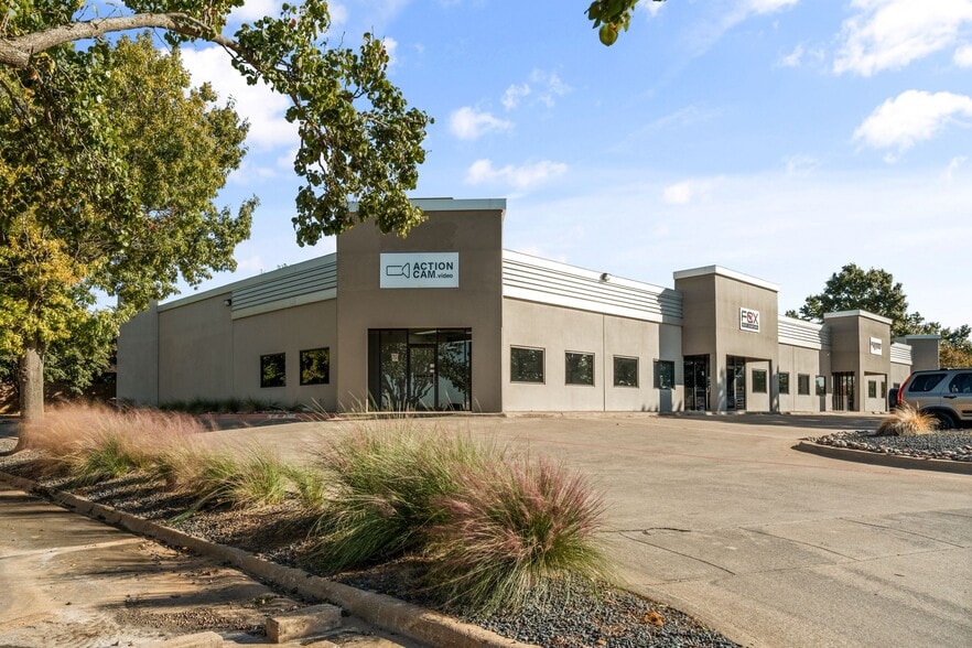 More Photos Of 2100 Greenwood Dr, Southlake Showroom For Lease
