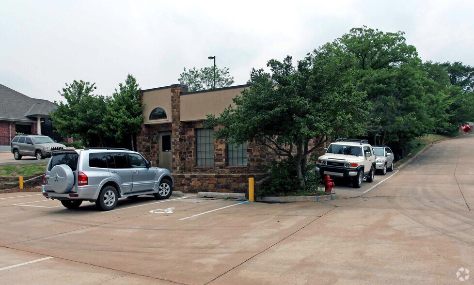 More Photos Of 910 S Bryant Ave, Edmond Medical For Sale