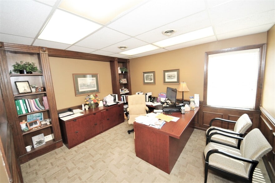 More Photos Of 2777 W Clay St, Saint Charles Office For Lease