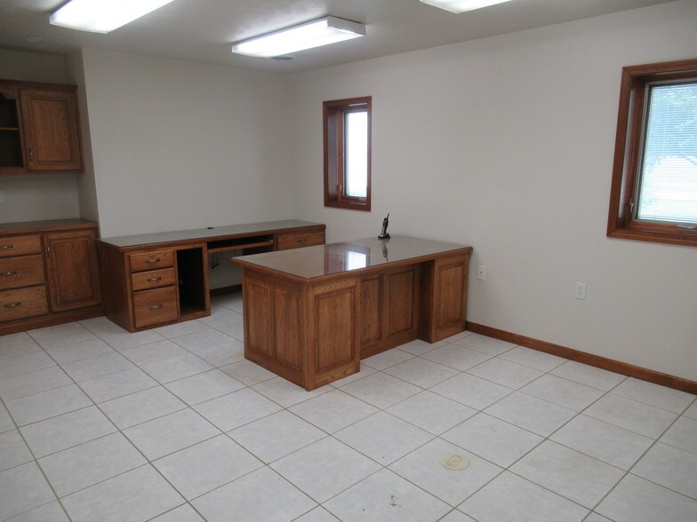 More Photos Of 3105 Great Northern, Springfield Warehouse For Sale