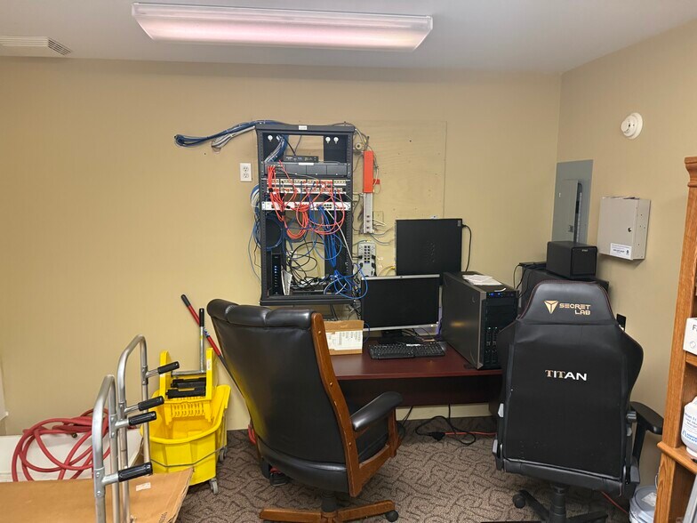 More Photos Of 1798 Holloway Dr, Holt Showroom For Lease