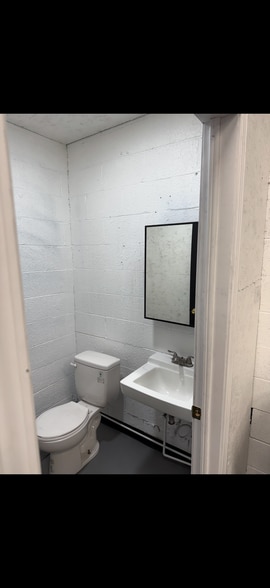 More Photos Of 15526 S Wentworth St, South Holland Warehouse For Lease